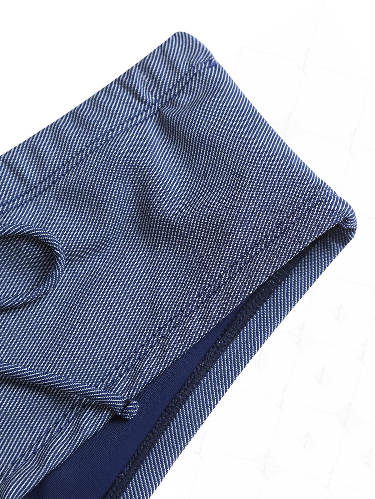 Conjunto Janex em Biquíni Jeans Denim Valentina Privée | Top Triangular com Laço e Amarração Halterjeans azul escuro com top de biquíni triangular com laço e alças no pescoço e calcinha fio dental de cintura baixa.