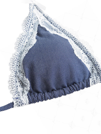 Conjunto Janex em Biquíni Jeans Denim Valentina Privée | Top Triangular com Laço e Amarração Halterjeans azul escuro com top de biquíni triangular com laço e alças no pescoço e calcinha fio dental de cintura baixa.