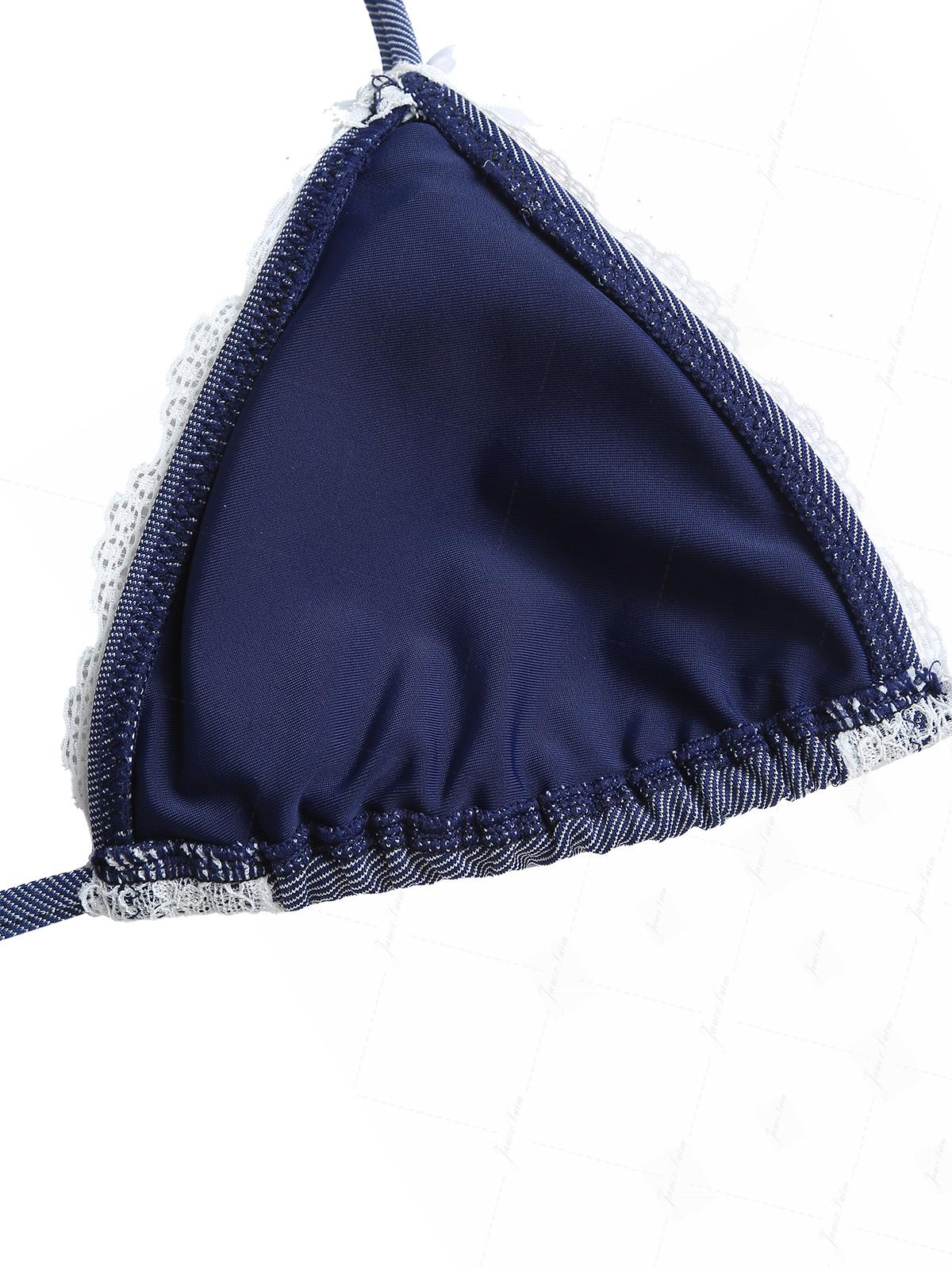 Conjunto Janex em Biquíni Jeans Denim Valentina Privée | Top Triangular com Laço e Amarração Halterjeans azul escuro com top de biquíni triangular com laço e alças no pescoço e calcinha fio dental de cintura baixa.