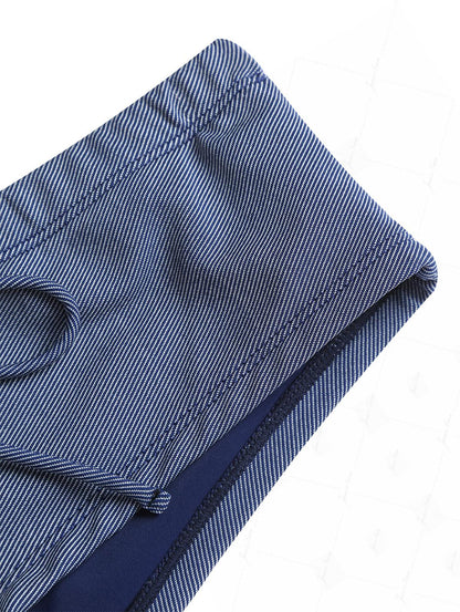 Conjunto Janex em Biquíni Jeans Denim Valentina Privée | Top Triangular com Laço e Amarração Halterjeans azul escuro com top de biquíni triangular com laço e alças no pescoço e calcinha fio dental de cintura baixa.