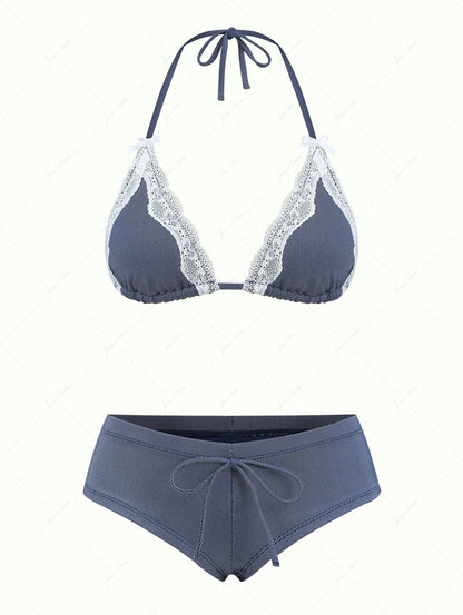 Conjunto Janex em Biquíni Jeans Denim Valentina Privée | Top Triangular com Laço e Amarração Halterjeans azul escuro com top de biquíni triangular com laço e alças no pescoço e calcinha fio dental de cintura baixa.