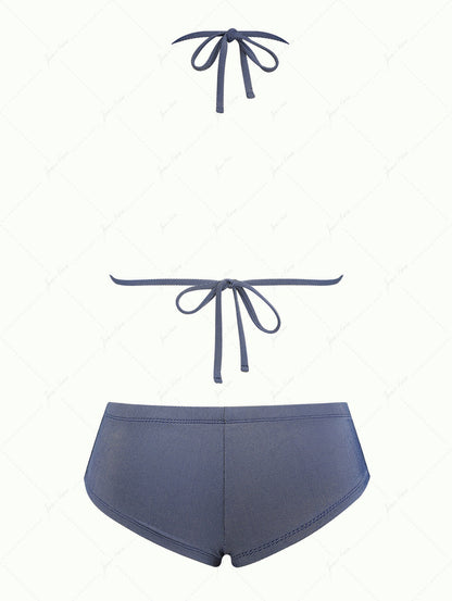 Conjunto Janex em Biquíni Jeans Denim Valentina Privée | Top Triangular com Laço e Amarração Halterjeans azul escuro com top de biquíni triangular com laço e alças no pescoço e calcinha fio dental de cintura baixa.