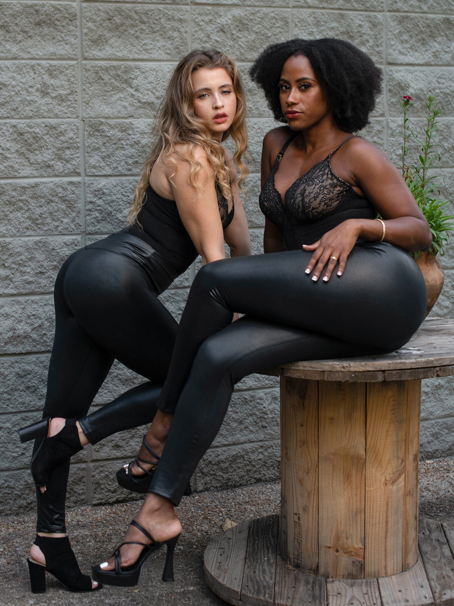 Body Modelador Rendado com Decote V Profundo | Tanga