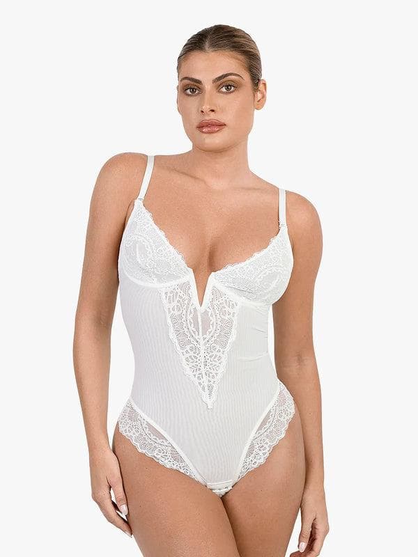Body modelador rendado com decote em V profundo e tanga